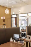 부스 좌석과 빈티지 조명의 아늑한 식당 인테리어